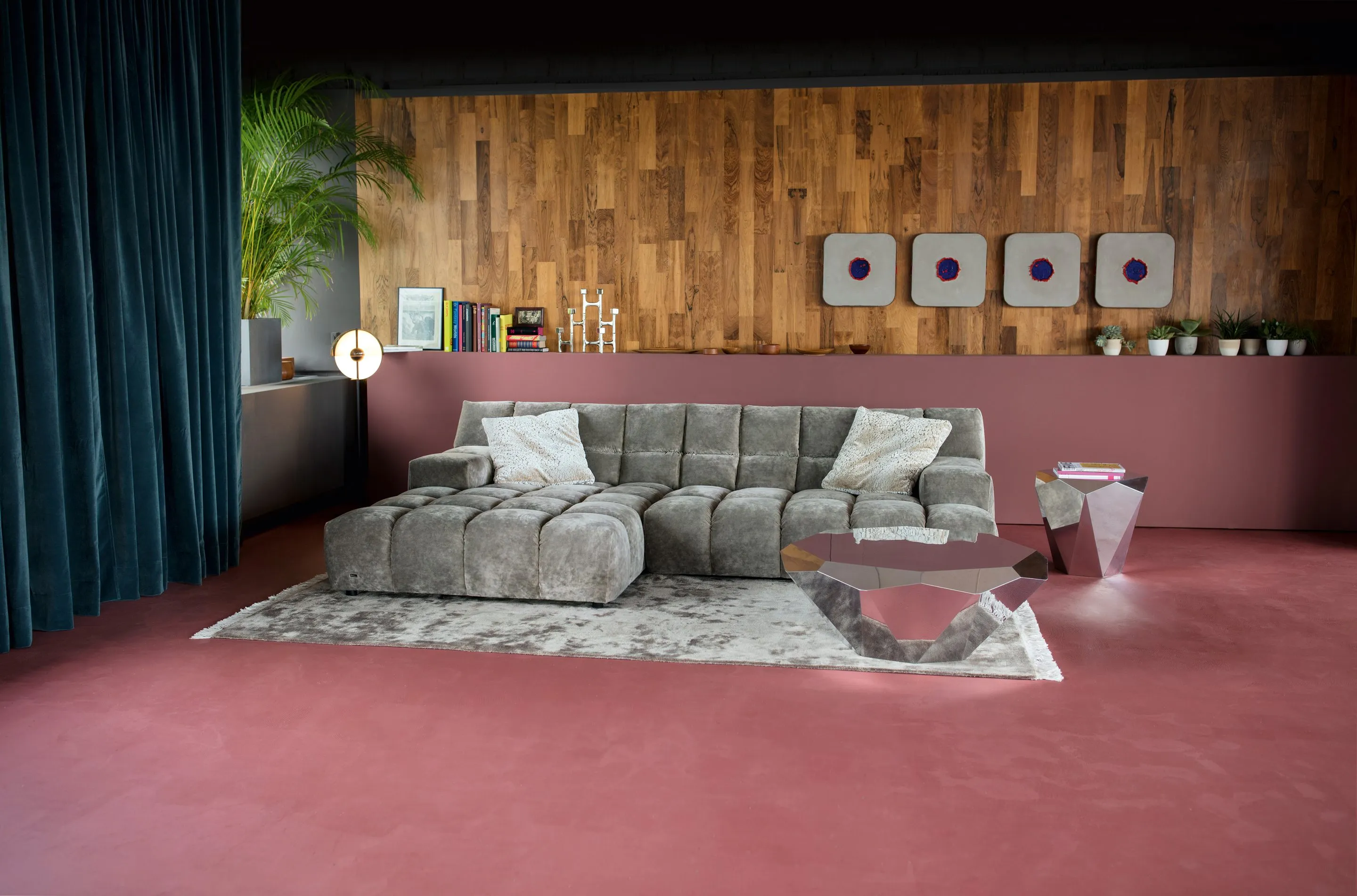 Bretz Ocean 7 Sofa in einem dunklen Wohnraum